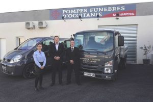 fleurs dans un vase dans un cimetiere