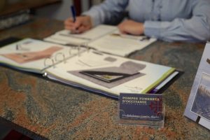 fleurs dans un vase dans un cimetiere